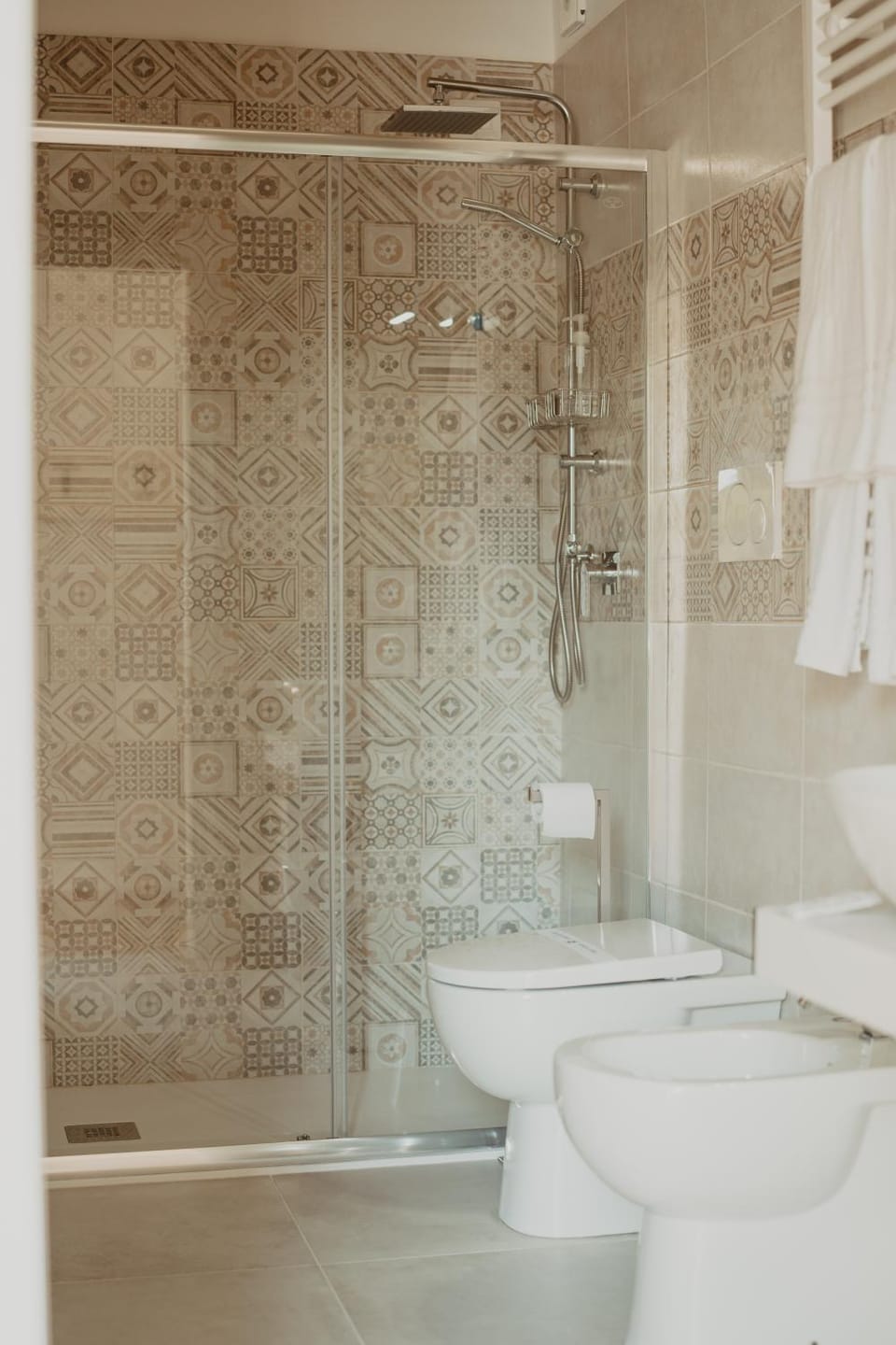 Shower, Toilet, Bathroom, bidet, towels