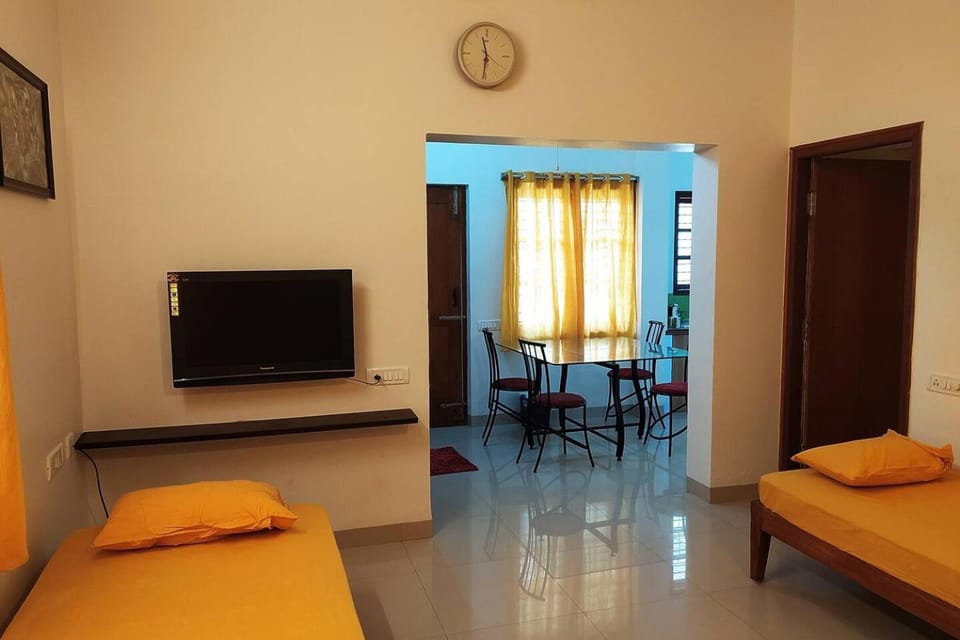 Bed, TV and multimedia, Living room, Seating area, Evening entertainment