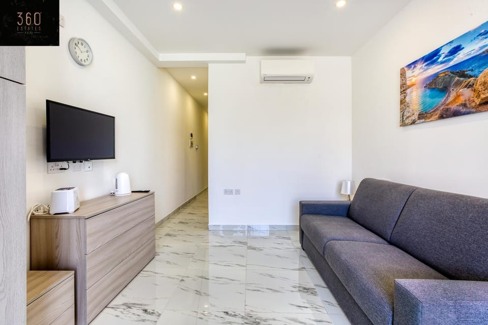 TV and multimedia, Kitchen or kitchenette, Living room, Seating area, air conditioner