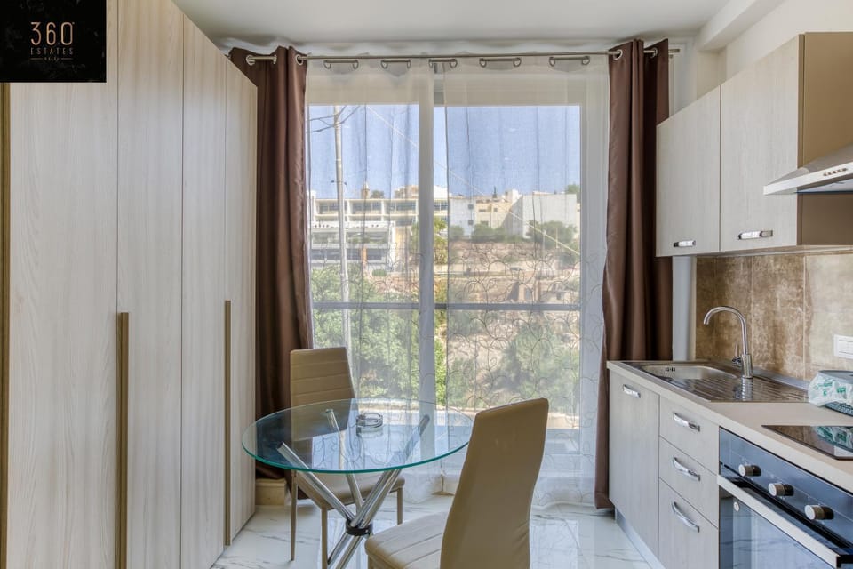 Kitchen or kitchenette, Dining area, minibar, pet friendly, stove