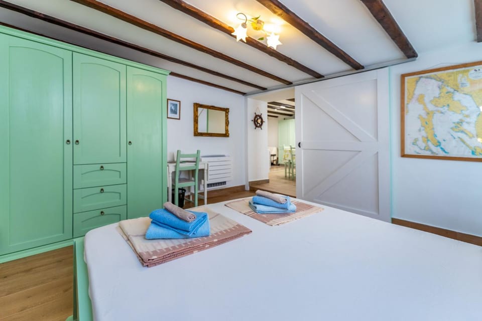 Bed, Bedroom, towels, wardrobe
