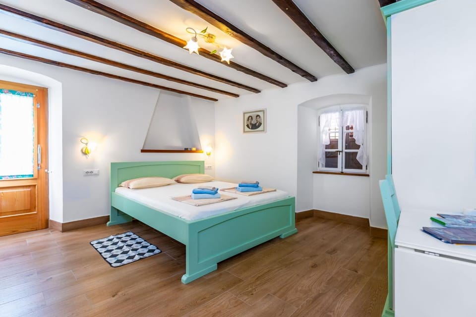 Bed, Bedroom, towels