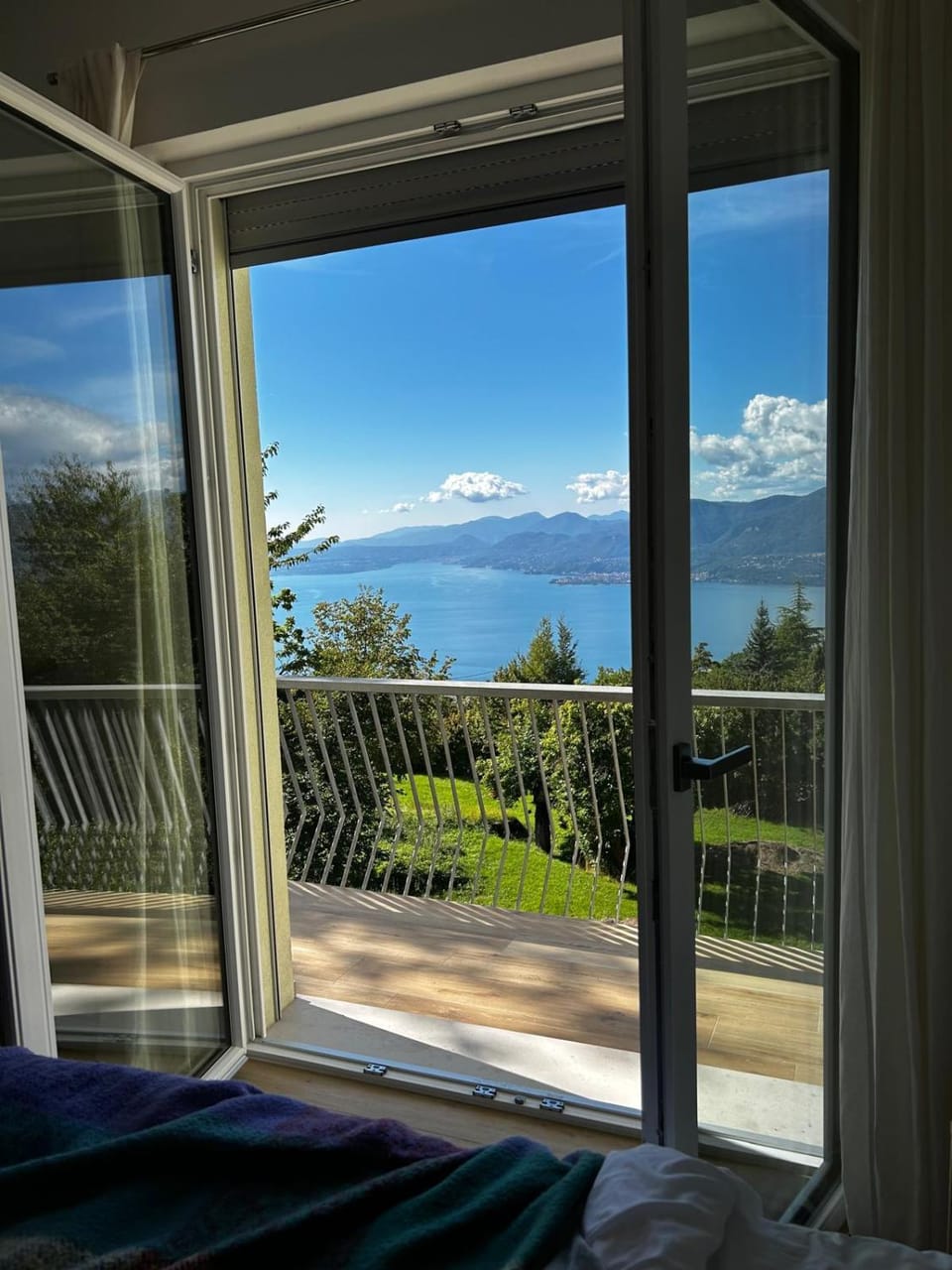 View (from property/room), Balcony/Terrace, Lake view, Mountain view