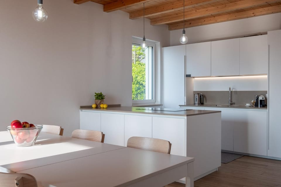 Coffee/tea facilities, Kitchen or kitchenette, Dining area, stove, stove