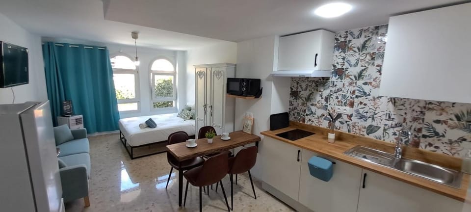 Communal lounge/ TV room, TV and multimedia, Kitchen or kitchenette, Living room, Dining area, minibar, stove