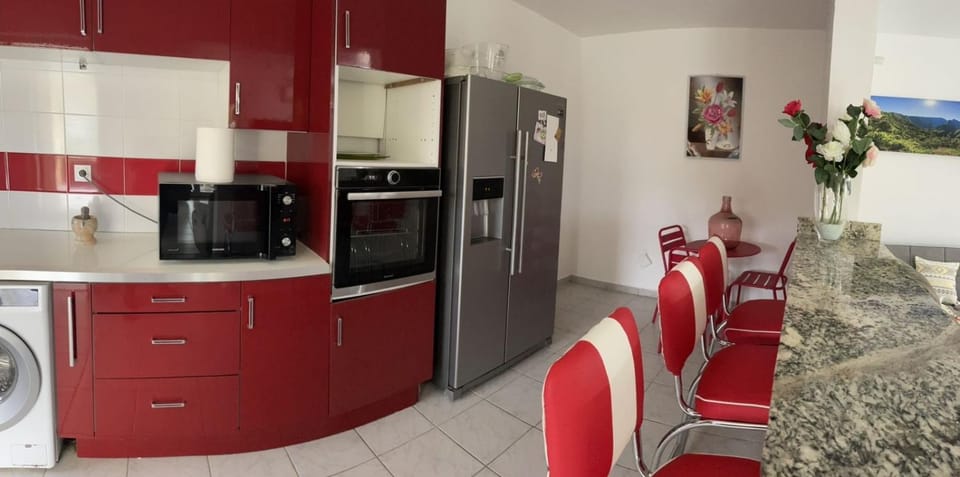 Kitchen or kitchenette, Dining area, minibar, oven, pet friendly, stove