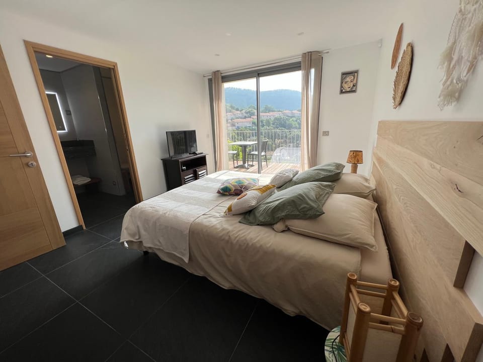 Bed, Natural landscape, TV and multimedia, Photo of the whole room, Bedroom, Mountain view