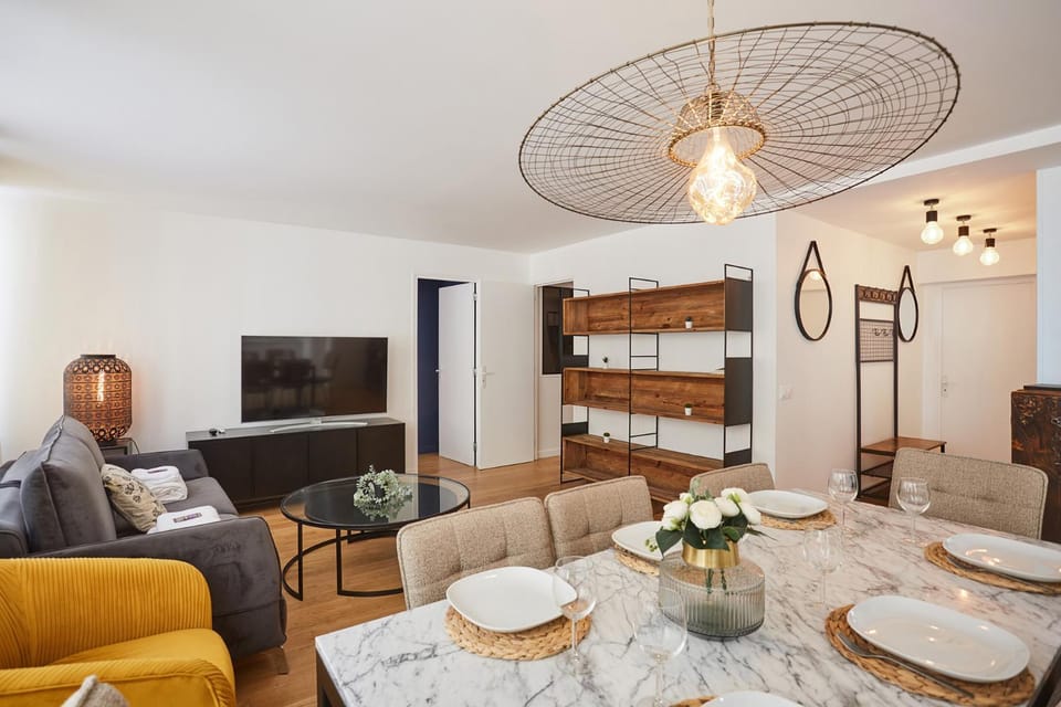TV and multimedia, Seating area, Dining area