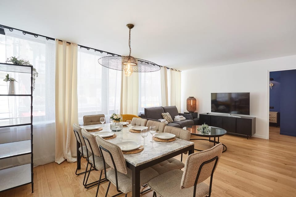 TV and multimedia, Seating area, Dining area