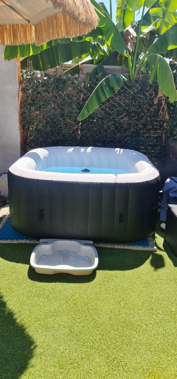 Beau logement avec terrasse, jacuzzi et terrain de pétanque privatif à 5 minutes de la plage House in Biganos