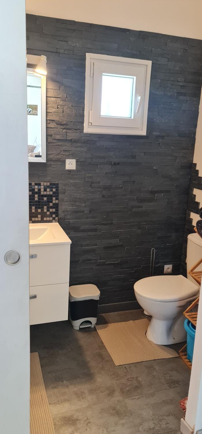 Beau logement avec terrasse, jacuzzi et terrain de pétanque privatif à 5 minutes de la plage House in Biganos