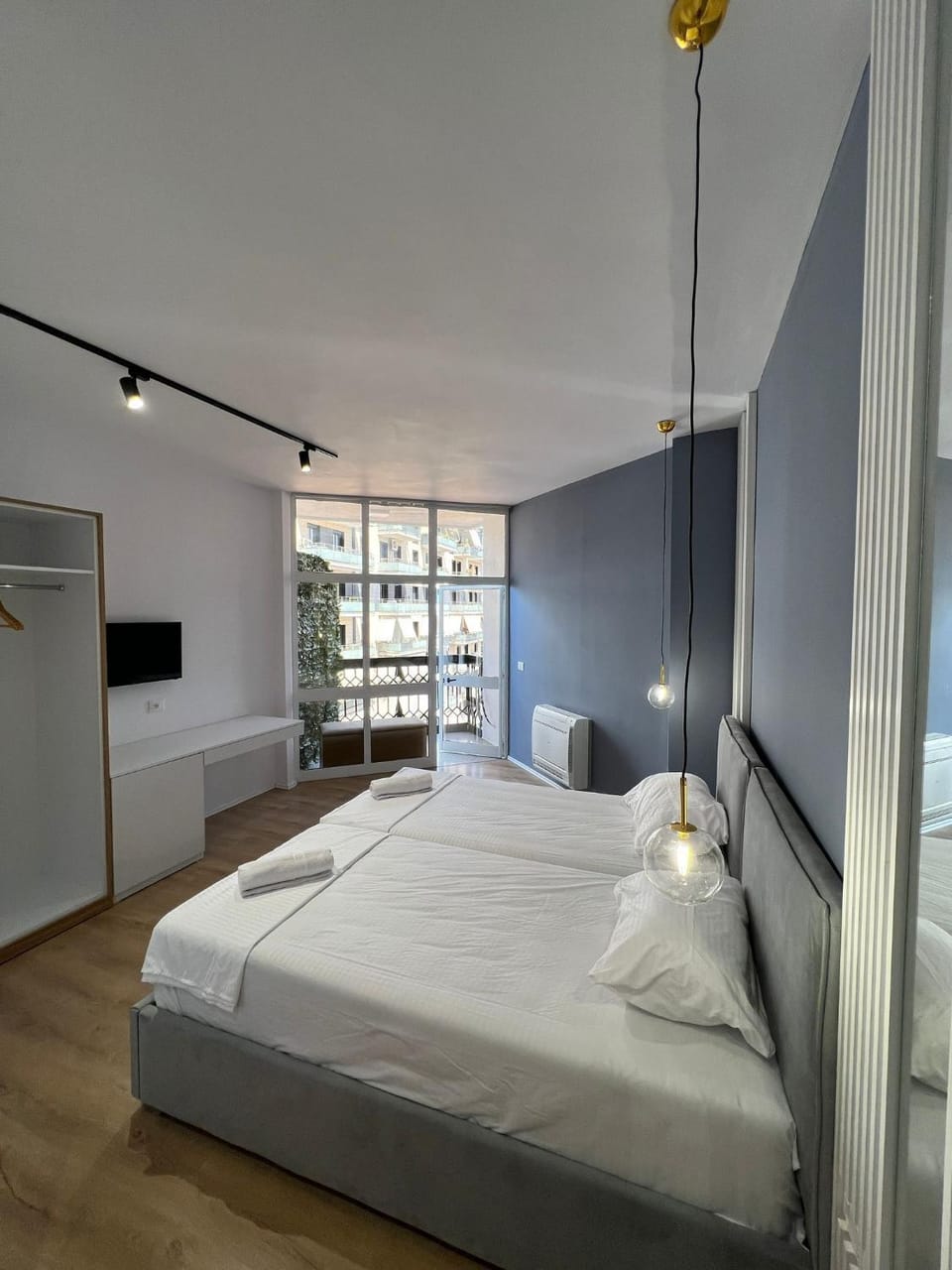 Bed, TV and multimedia, Photo of the whole room
