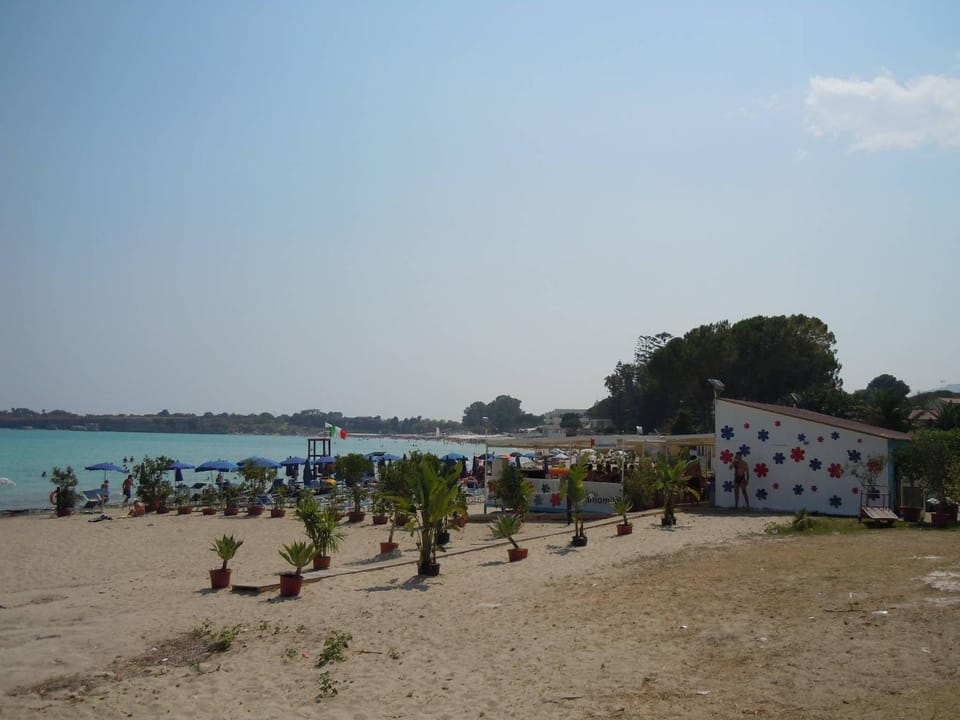 Apartment in villa with swimming pool 20 meters from the sea Apartment in Fontane Bianche