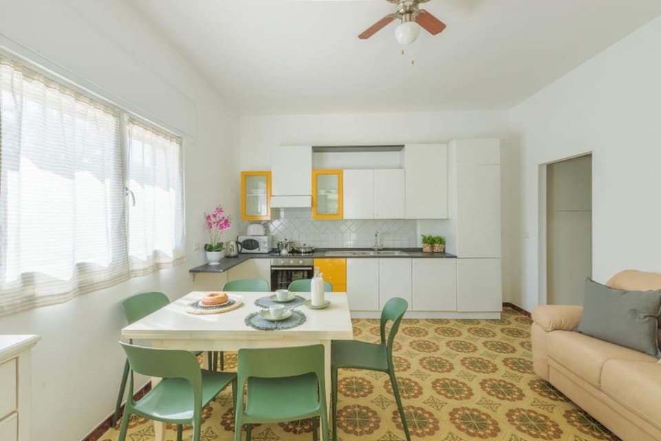 Kitchen or kitchenette, Living room, Seating area, Dining area, minibar