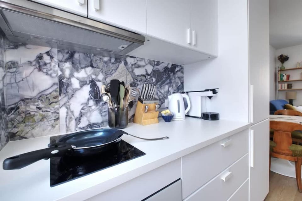 Coffee/tea facilities, Kitchen or kitchenette, stove