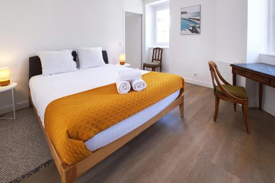 Bed, Photo of the whole room, Bedroom, towels
