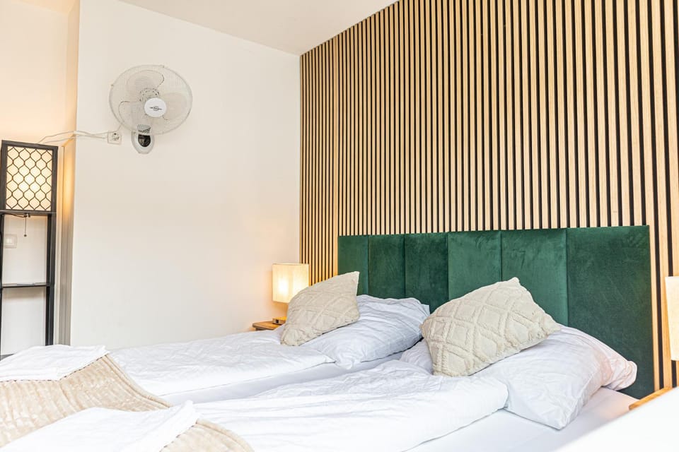 Bed, Photo of the whole room, Bedroom, fireplace