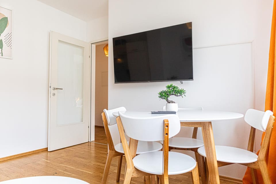 TV and multimedia, Living room, Seating area, Dining area