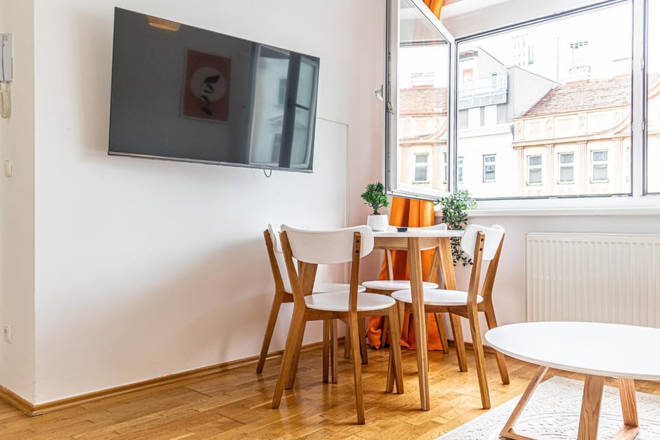 TV and multimedia, Food and drinks, Seating area, Dining area