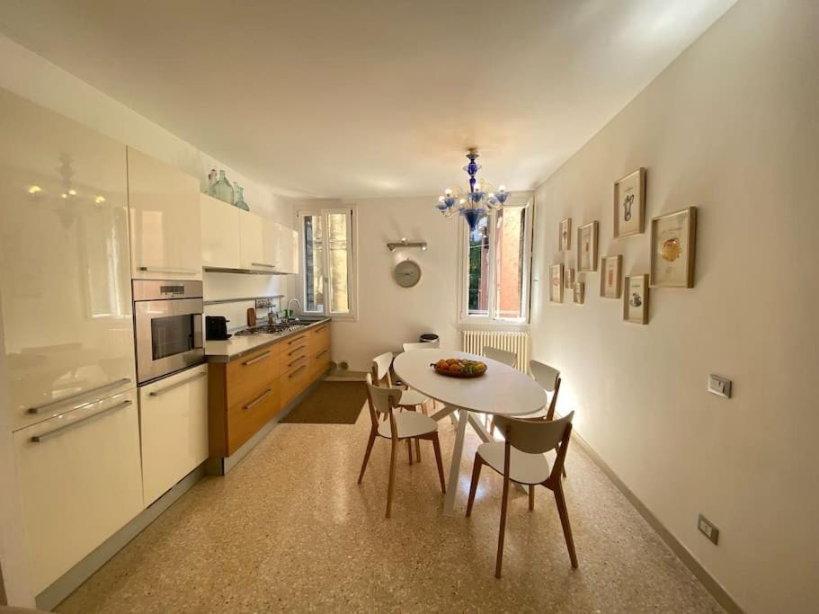 Kitchen or kitchenette, Dining area, dishwasher, minibar, pet friendly, stove