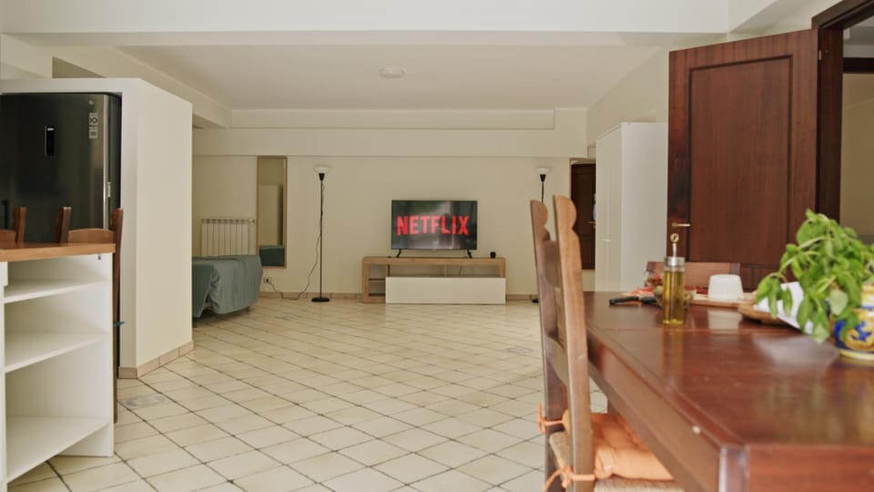 Communal lounge/ TV room, TV and multimedia, Living room, Seating area, Dining area, Evening entertainment, wardrobe