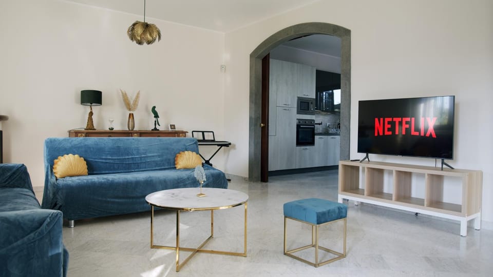 Communal lounge/ TV room, TV and multimedia, Living room, Seating area, Evening entertainment