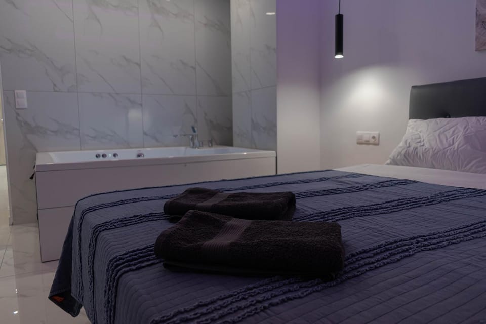 Bed, towels