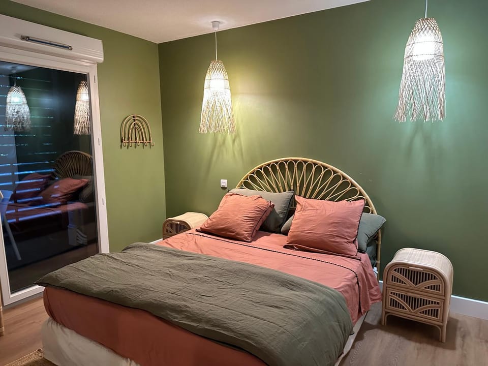 Bed, Photo of the whole room, Bedroom, air conditioner