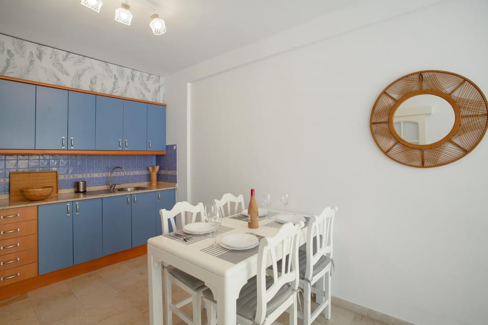 Property building, Kitchen or kitchenette, Living room