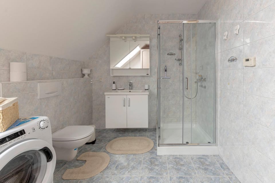Shower, Toilet, Bathroom, towels, washing machine