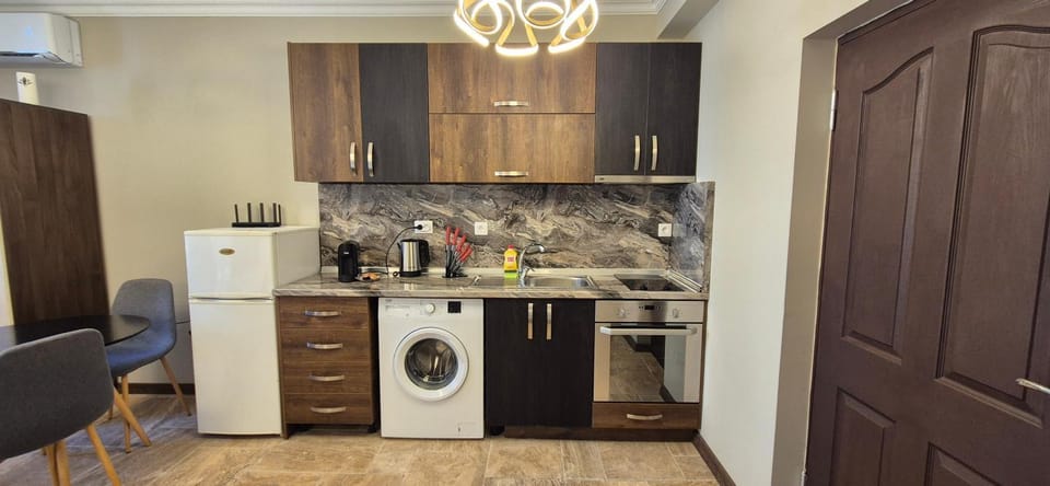 Coffee/tea facilities, Kitchen or kitchenette, Dining area, oven, stove, washing machine