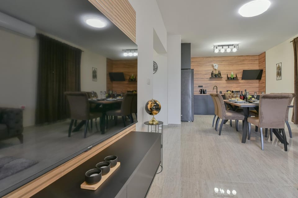 Kitchen or kitchenette, Living room, Dining area