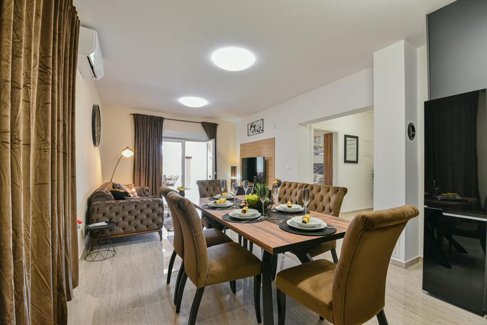 TV and multimedia, Living room, Seating area, Dining area