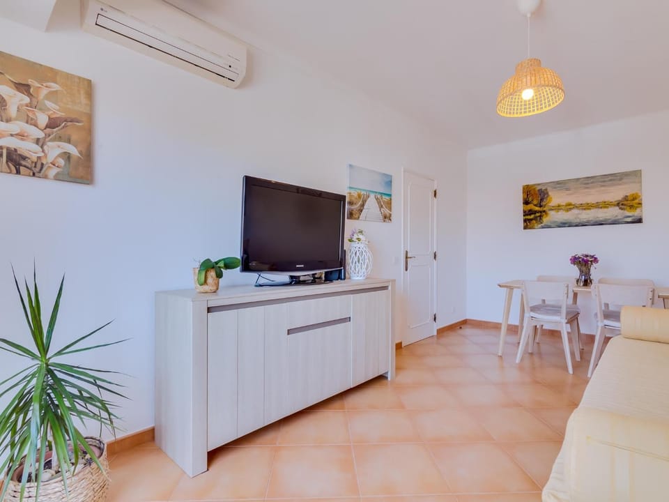TV and multimedia, Living room, Dining area, air conditioner