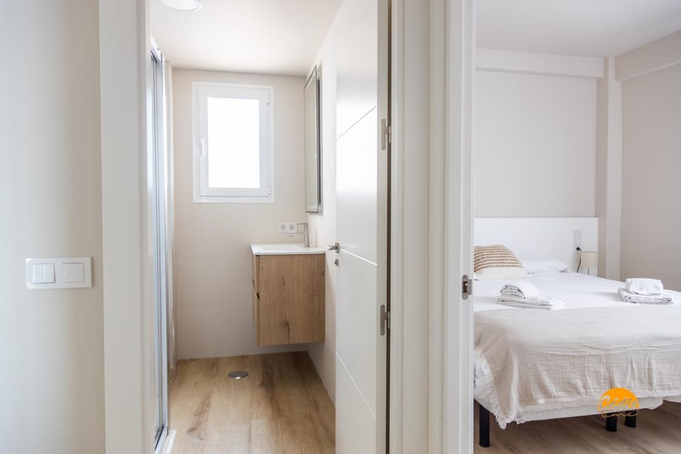 Bed, Bathroom, Photo of the whole room, Bedroom, towels