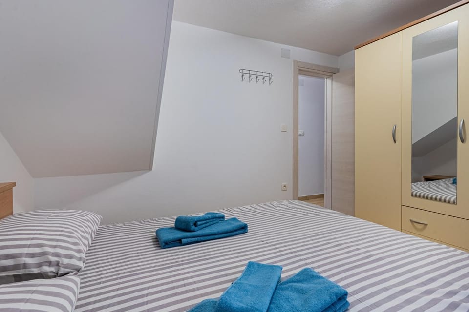 Bed, Bedroom, towels, wardrobe