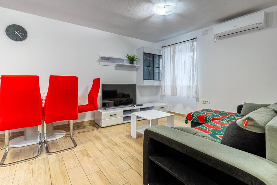 TV and multimedia, Living room, Seating area, Dining area, air conditioner