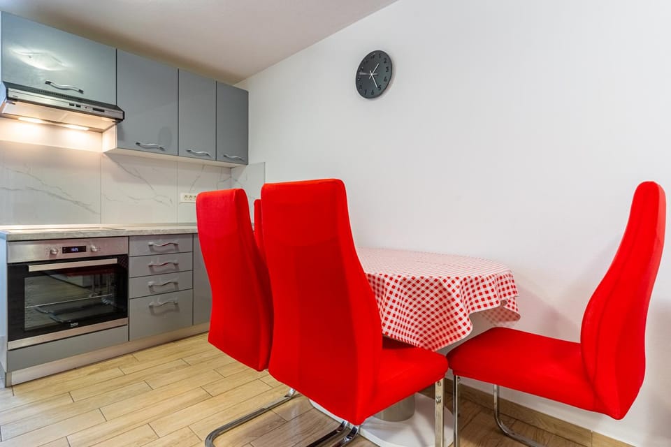 Kitchen or kitchenette, Seating area, Dining area, pet friendly, stove