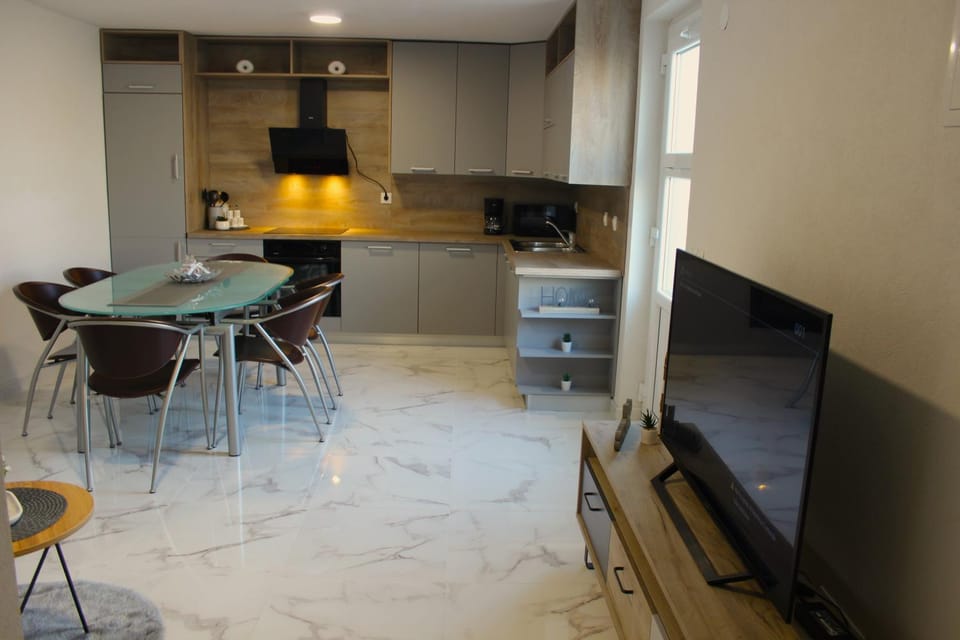 TV and multimedia, Living room, Seating area, Dining area, hair dresser