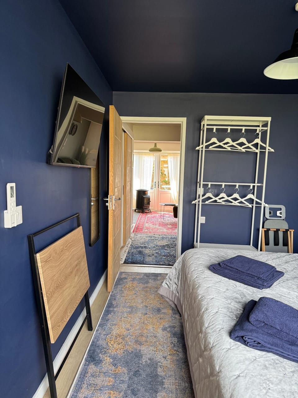 Bed, TV and multimedia, wardrobe