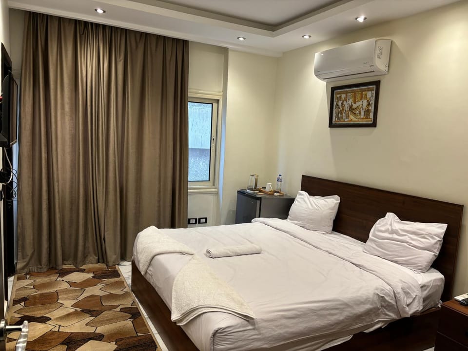 Bed, TV and multimedia, Photo of the whole room, Bedroom, minibar, air conditioner