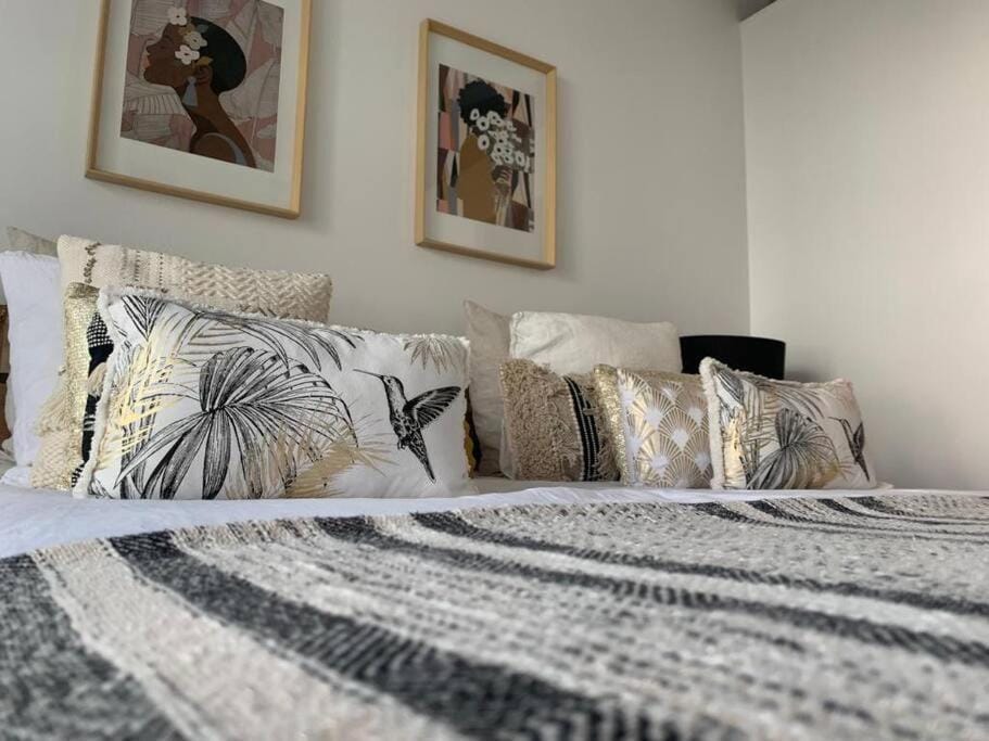 Bed, Photo of the whole room, Bedroom