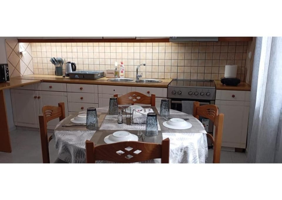 Property building, Kitchen or kitchenette, Living room