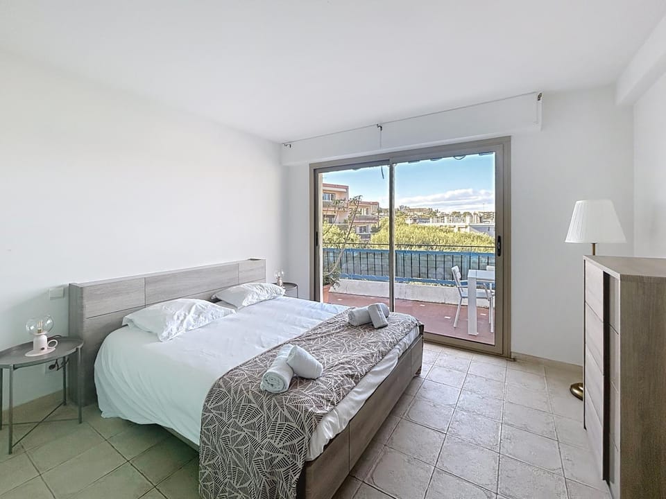La pinede Apartement equiped with air conditioning and a pool! Apartment in Antibes