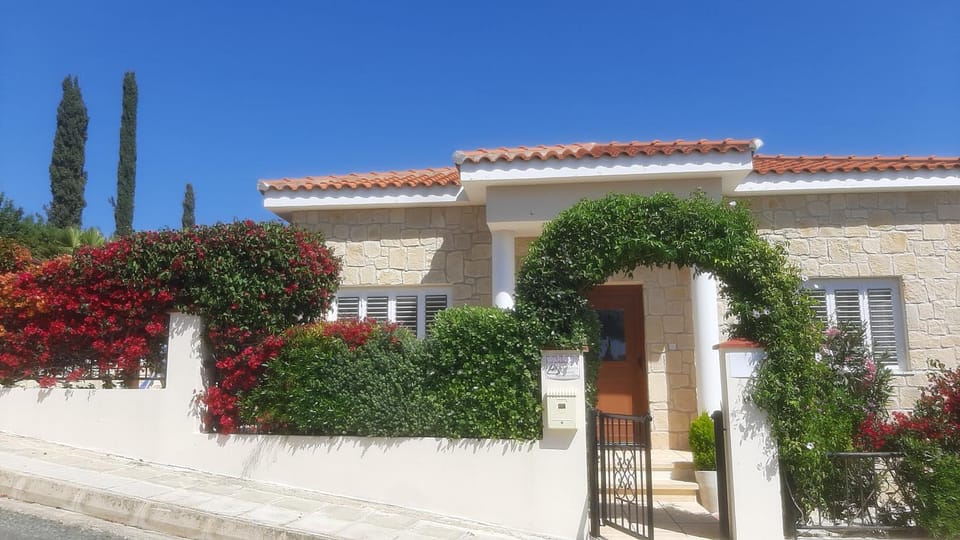Property building, Facade/entrance, Garden, Garden view, Garden view