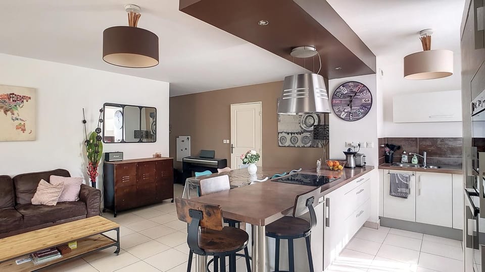 Coffee/tea facilities, Living room, Seating area, Dining area, dishwasher, oven, stove, toaster, kitchen