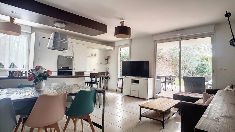 TV and multimedia, Living room, Dining area, air conditioner