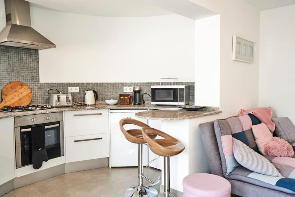 Coffee/tea facilities, Kitchen or kitchenette, Dining area, minibar, pet friendly, stove, toaster