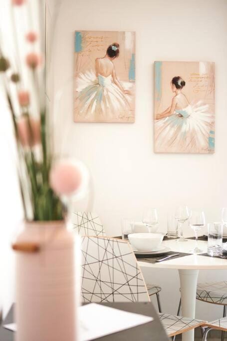 Decorative detail, Seating area, Dining area