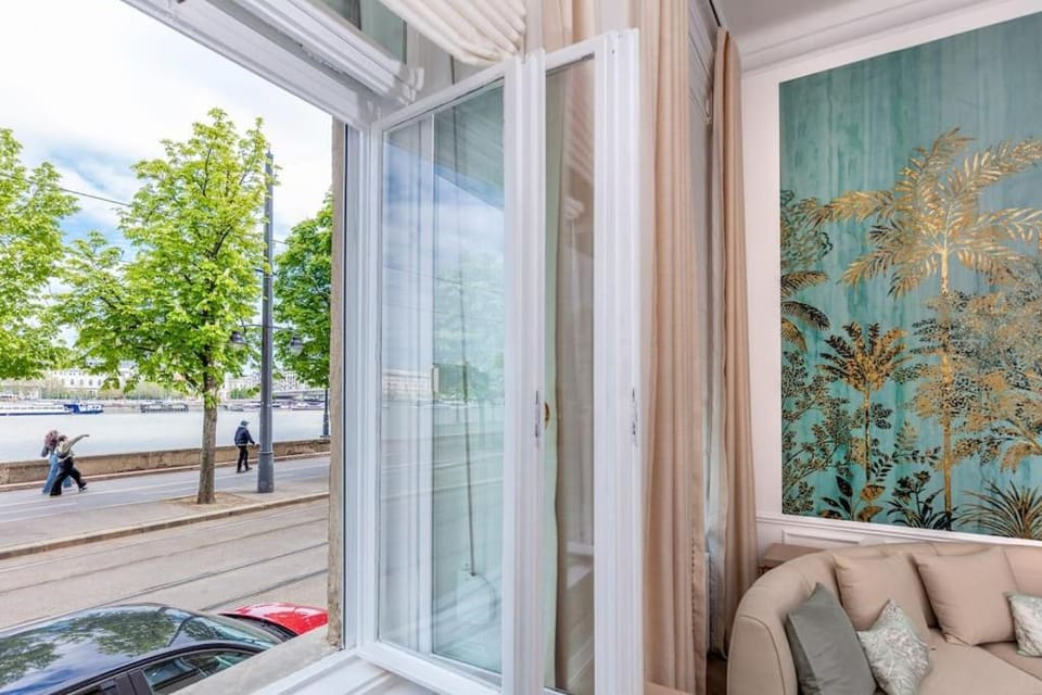 OrangeHomes Luxury apartment next to Gellért Hill Apartment in Budapest